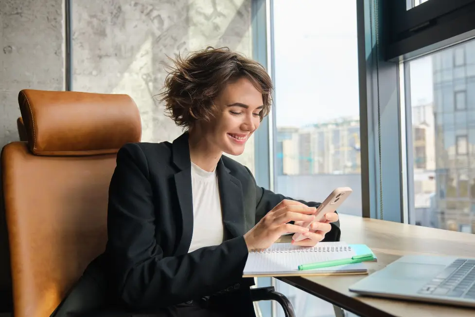 Medewerker die haar smartphone gebruikt